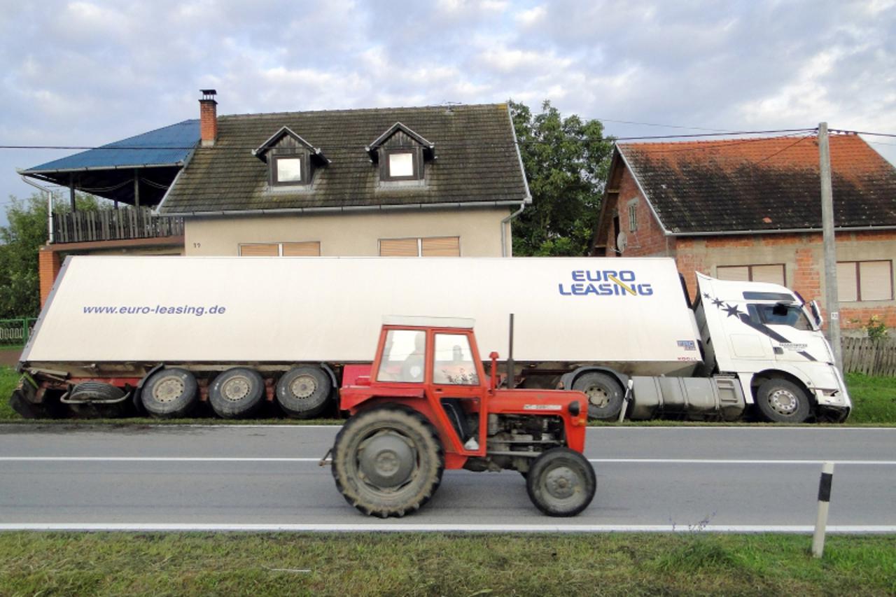 '050810-nova bukovica- slatina - Hrvatska - vozac kamiona varazdinskih registarskih oznaka u srijedu je oko 02,49 sati izgubio je nadzor nad kamionom te nakon izlaska iz desnog zavoja na kliskoj cesti