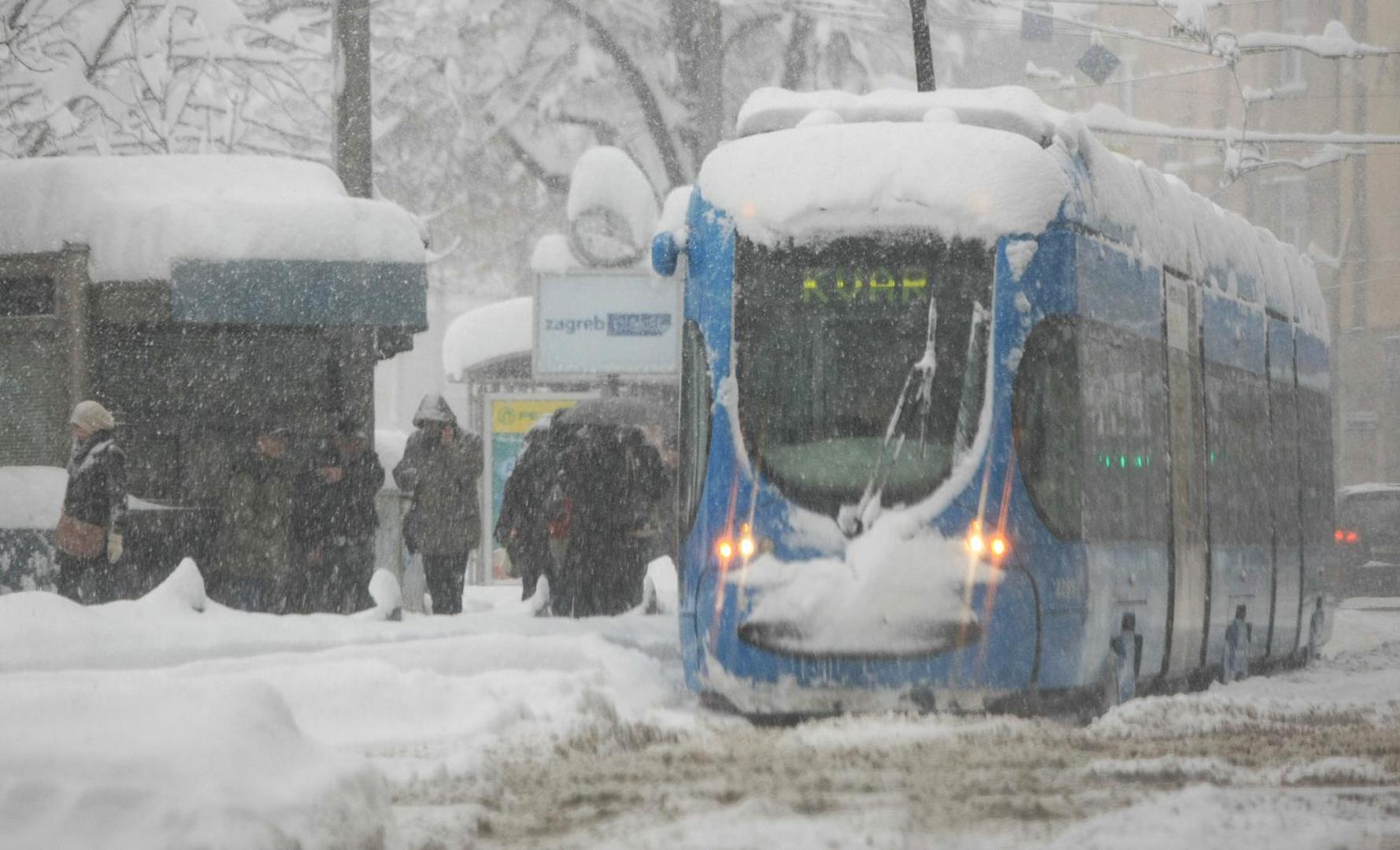 14.01.2013. Zagreb - Zagrebcane je docekalo bijelo jutro, snijeg je napadao i zatrpao automobile i ceste.Photo: Marko Prpic/PIXSELL