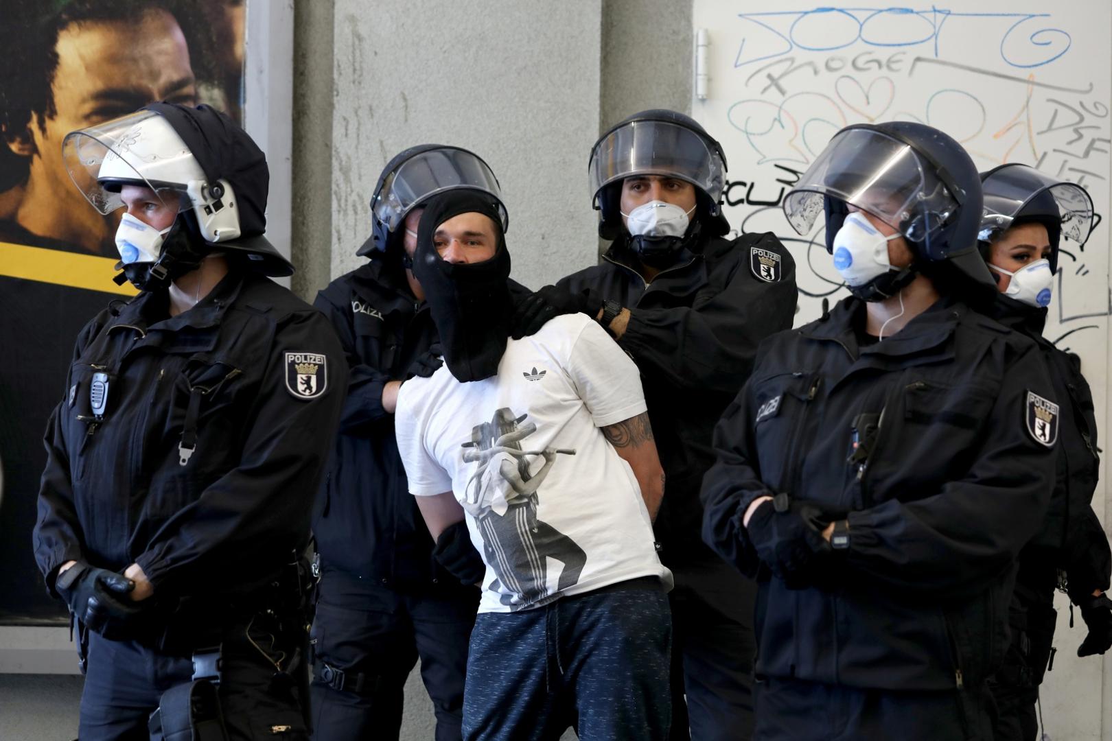 Protest during the coronavirus disease (COVID-19) outbreak in Berlin A protester is detained by police officers during a demonstration at Alexanderplatz, amid the spread of the coronavirus disease (COVID-19), in Berlin, Germany, May 9, 2020. REUTERS / Christian Mang CHRISTIAN MANG