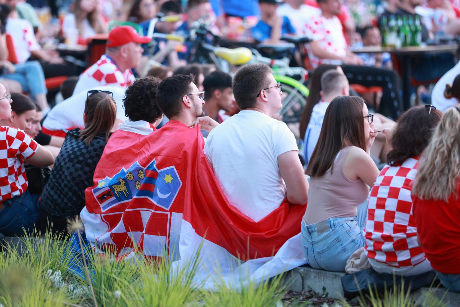 U ugodnoj atmosferi okruženi sugrađanima, brojni Hrvati večeras će pratiti finale Lige nacija
