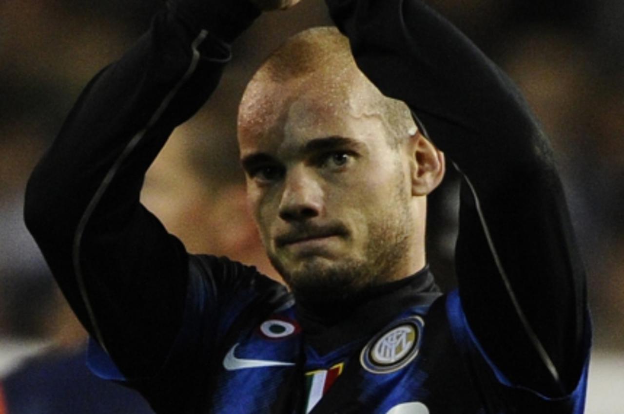 \'Inter Milan\'s Wesley Sneijder applauds the fans after their Champions League soccer match against Tottenham Hotspur at White Hart Lane in London November 2, 2010.   REUTERS/Dylan Martinez  (BRITAIN