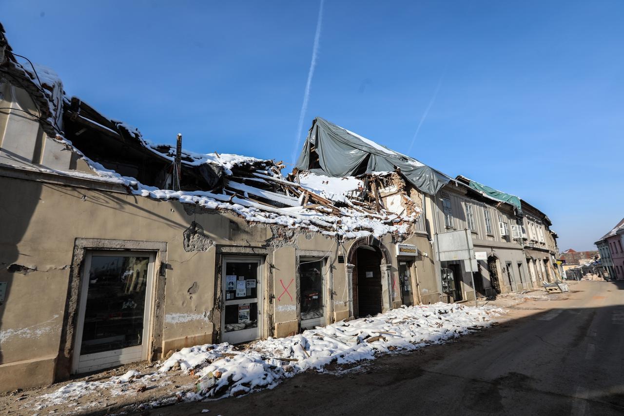 Prazna Petrinja: Potres razrušio centar grada