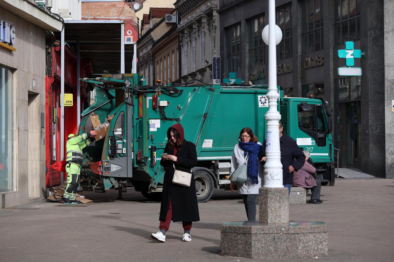 Zagreb: Odvoz papirnog otpada u centru grada