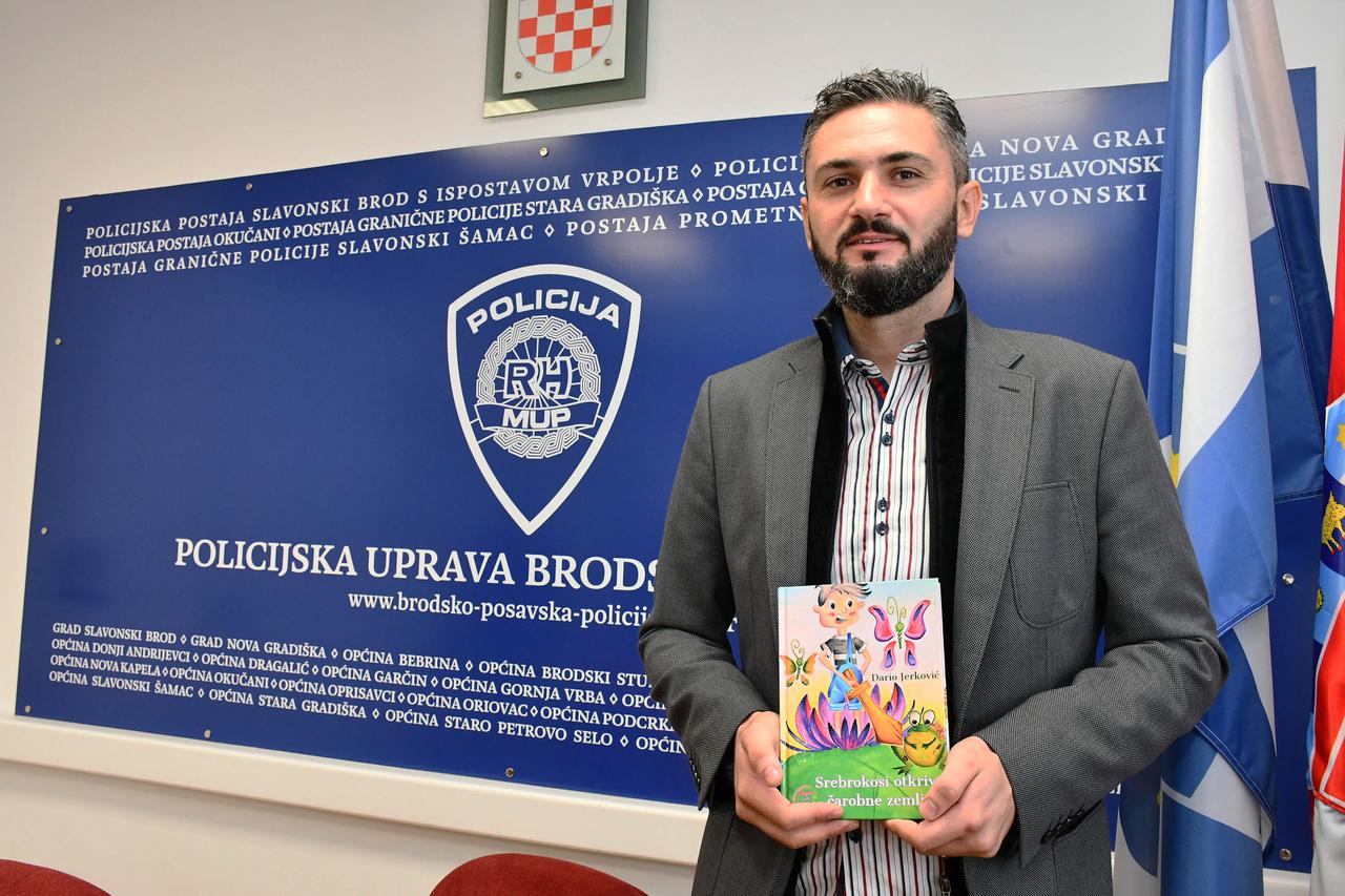 Slavonski Brod: Policajac Dario Jerković predstavio novu knjigu za djecu "Srebrokosi otkriva čarobne zemlje"