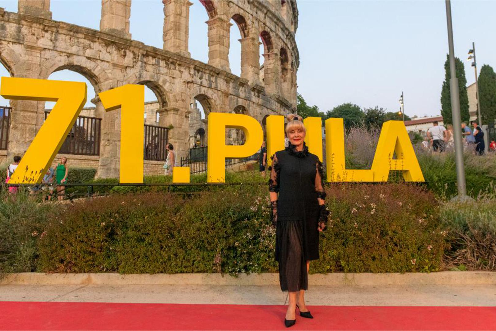 Osim sjajnih filmova, ovogodišnji festival obilježila su i atraktivna modna izdanja poznatih glumica, koje su u maniri holivudskih zvijezda zasjale na red carpetu pred Pulskom arenom.