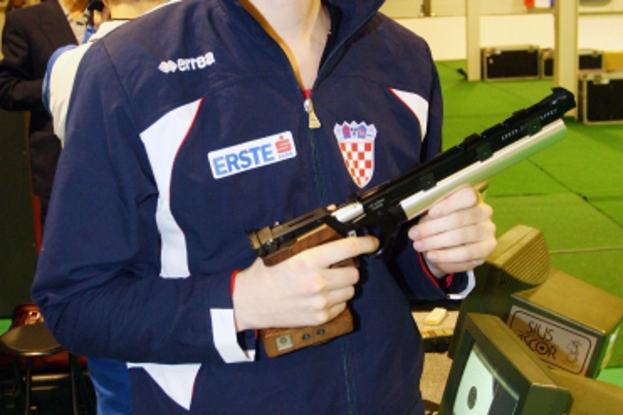 \'19.02.2011., streljana Vrapcanski potok, Zagreb - Susret strijelaca Hrvatske i Slovenije, gadjanje mete zracnim pistoljima i puskama na 10 metara. Vlatka Pervan.  Photo: Goran Jakus/PIXSELL\'