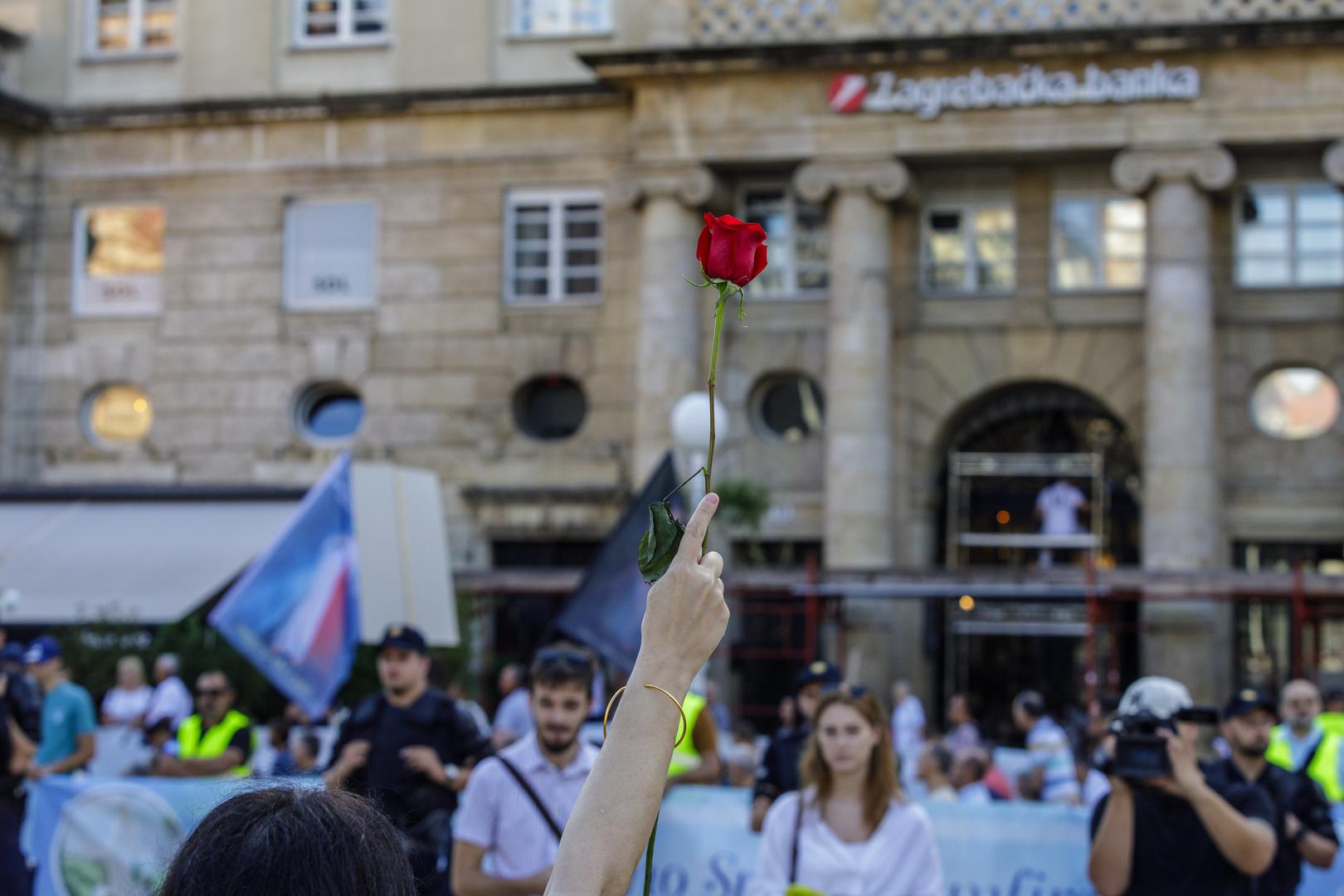 Umjetnička reakcija Lekić-Fridrih bila je usmjerena na kritiziranja fenomena javnih molitava, posebno ističući njihovu prisutnost u javnom prostoru.