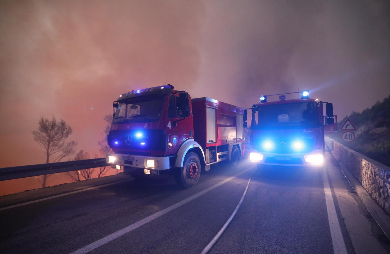 Iz okolice Tučepa stižu dramatične snimke. Vide se vatrogasci koji u potpunosti okruženi vatrom gase stihiju