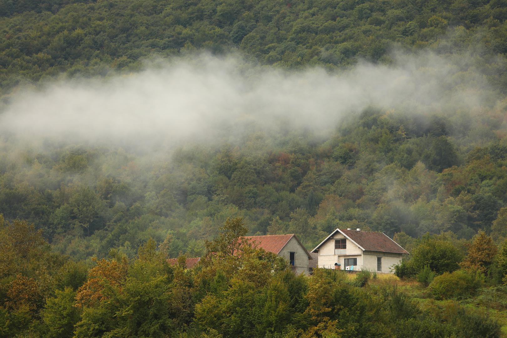 12.09.2024.,Ogulin - Najavljena promjena vremena zahvatila je Ogulin. Kisa, zahladenje i niski oblaci okovali su grad pod Klekom. Photo: Kristina Stedul Fabac/PIXSELL