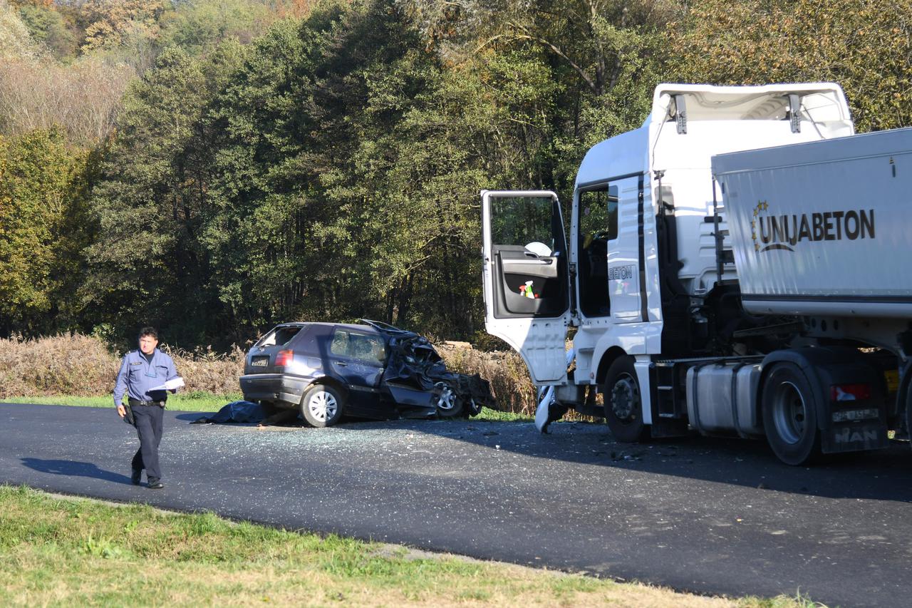 Đurđevac: Vozač automobila poginuo u sudaru s kamionom