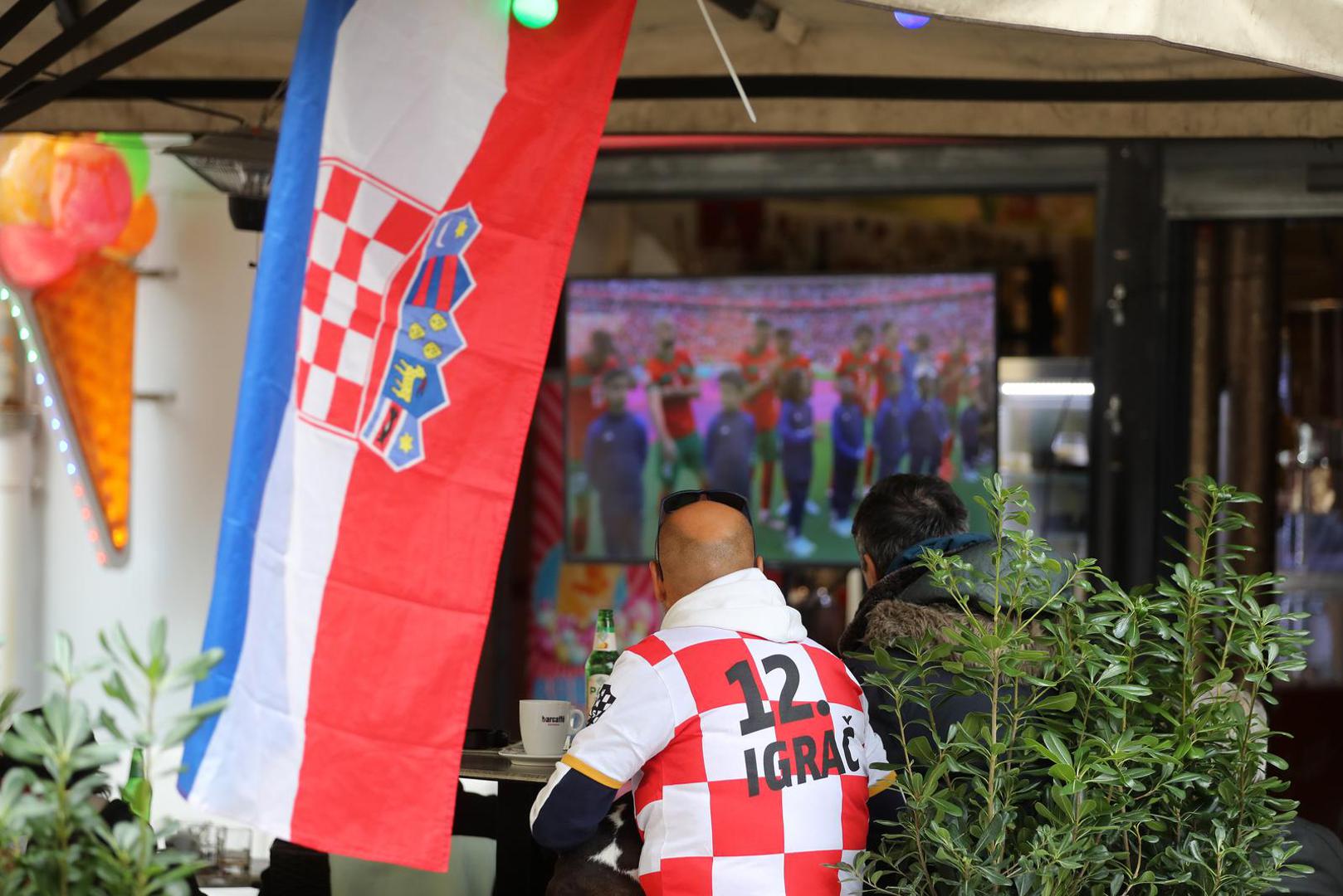 23.11.2022., Rijeka - Rijecani po kaficima na Korzu prate prijenos nogometne utakmice Hrvatska - Maroko.  Photo: Goran Kovacic/PIXSELL