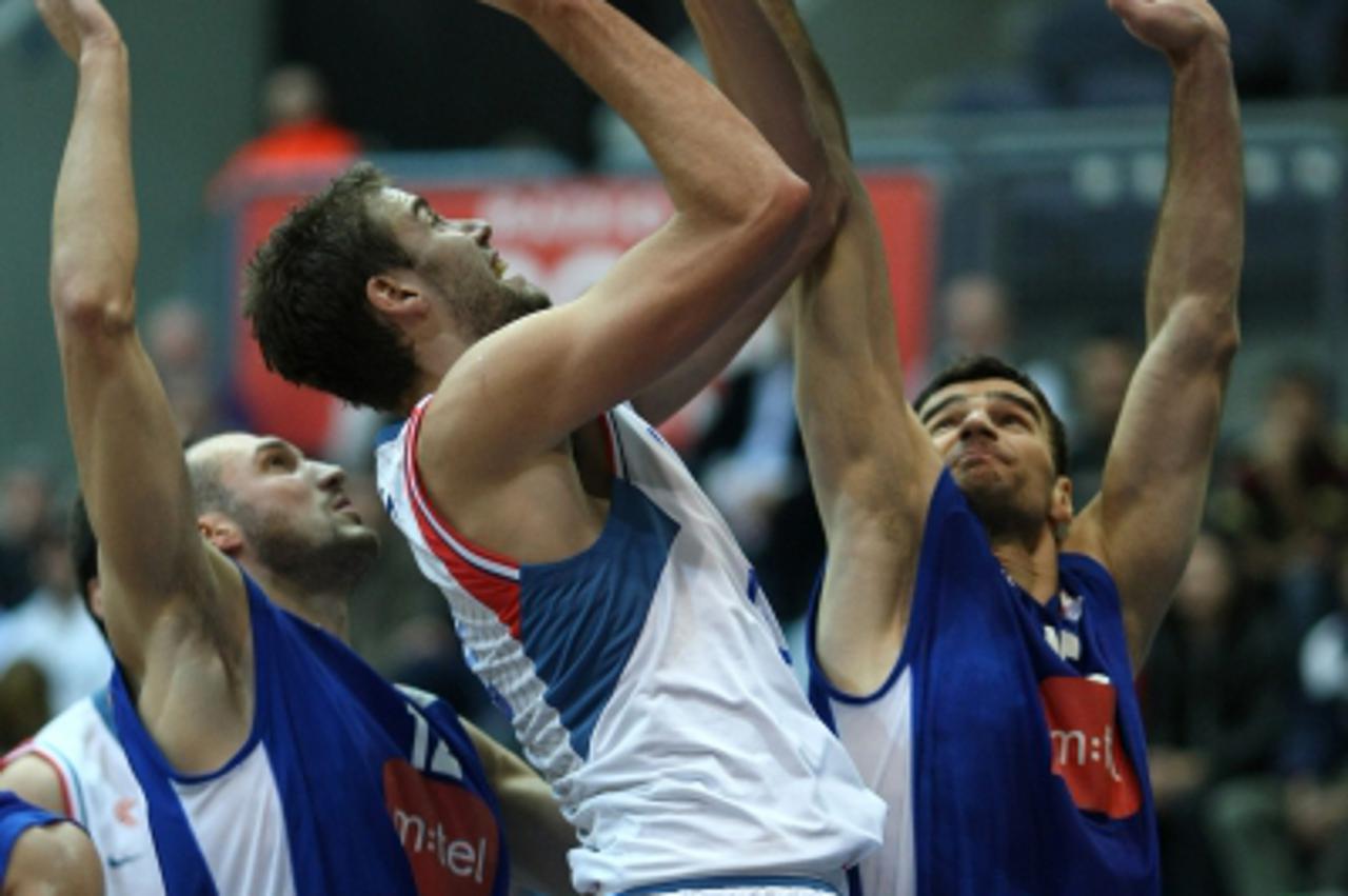 'Sport 17. 11. 2009. Hrvatska, Zagreb, Savska ulica, dvorana KK Cibone Drazen Petrovic. Kosarka, NLB liga 08. kolo, Cibona - Buducnost iz Podgorice.  Luksa Andric, Vitakovac Cedomir. Photo: Sanjin Str