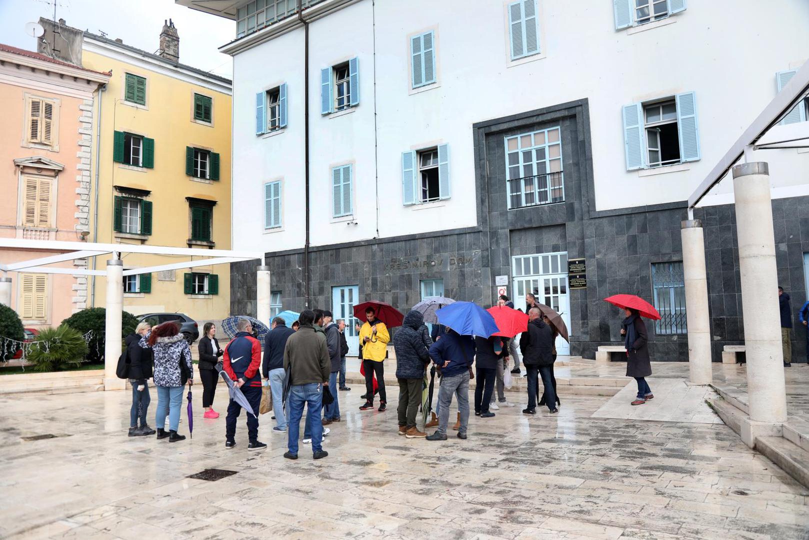 26.11.2021., Sibenik - Na glavni ulaz u Gradsku upravu prosvjednici su stavili lanac i zakljucali ga lokotom te se nije moglo uci ni izaci. 
Photo: Dusko Jaramaz/PIXSELL