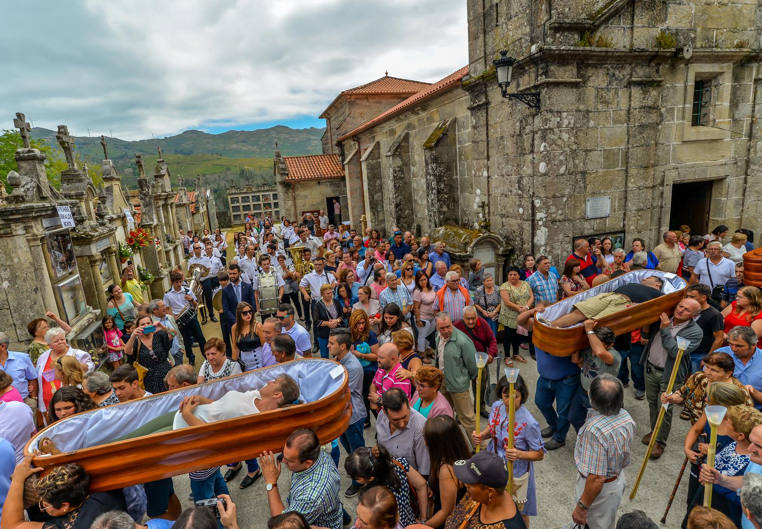 Festival iskustava bliske smrti - Španjolska: Fiesta de Santa Marta de Ribarteme, poznata kao Festival iskustava bliske smrti, održava se svakog srpnja u malom selu Las Nieves u Španjolskoj. Ovaj neobičan ritual slavi one koji su doživjeli iskustvo bliske smrti, noseći ih kroz grad u otvorenim ljesovima. Iako tema može biti mračna, festival uključuje vatromet i zabave koje traju i sljedeći dan.