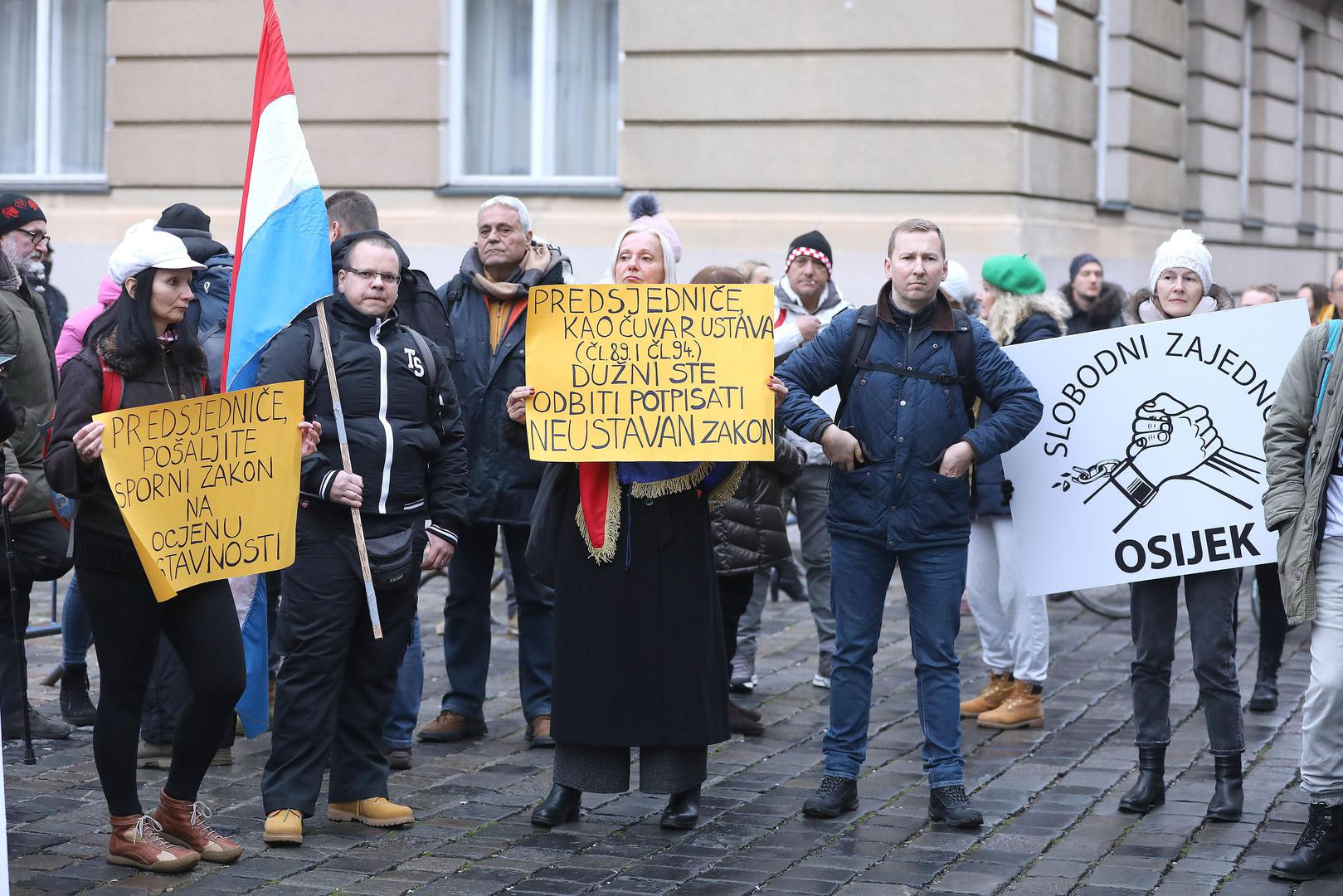 15.12.2021., Zagreb -Udruge i inicijative koje se protive covid mjerama pozvale su gradjane da u vrijeme glasovanja u Saboru oko Markovog trga u Zagrebu formiraju bedem – Bedem ljubavi 2. Prosvjedom nastoje srijeciti izlasavanje prijedloga Zakona o zastiti pucanstva od zaraznih bolesti kojim Vlada nastoji uvesti red u koristenje covid potvrda u svim javnim ustanovama.
Photo: Patrik Macek/PIXSELL