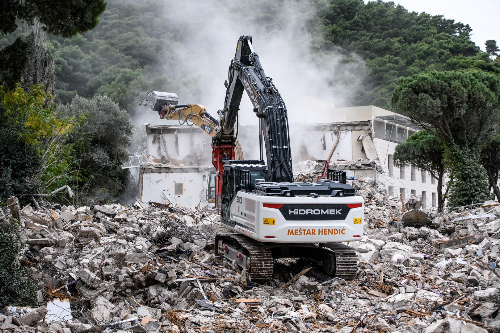 Dubrovački Hotel Adriatic kakvog poznajemo odlazi u povijest. Počelo je, naime, rušenje ovog objekta u sklopu grupacije Hoteli Maestral, na čijem će mjestu niknuti hotel kategorije 4 zvjezdice.