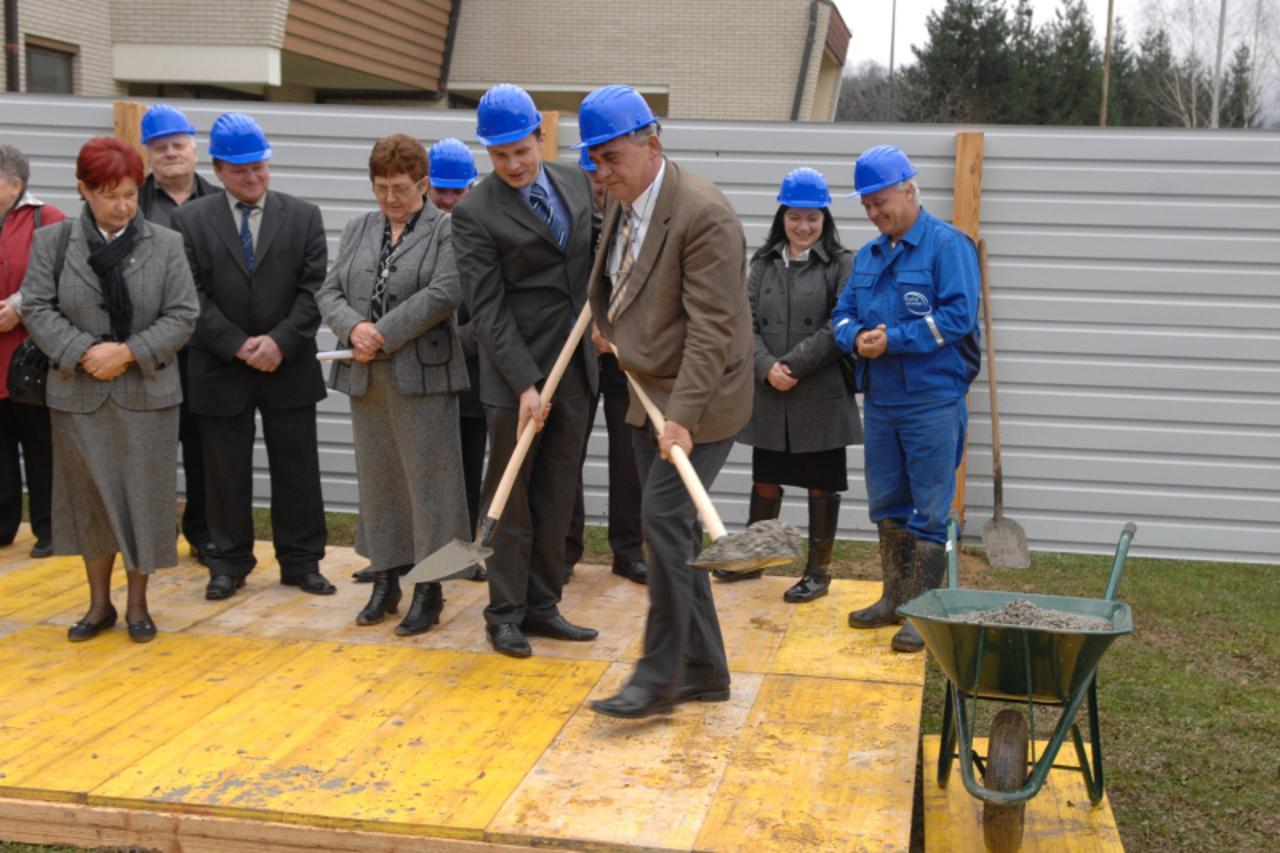 '22.11.2010. Osnovna skola Durmanec, Durmanec - Krapinsko zagorski zupan Sinisa Hajdas Doncic i nacelnik Opcine Durmanec Branko Horvat otvorili su radove na izgradnji sportske dvorane koja ce biti u s