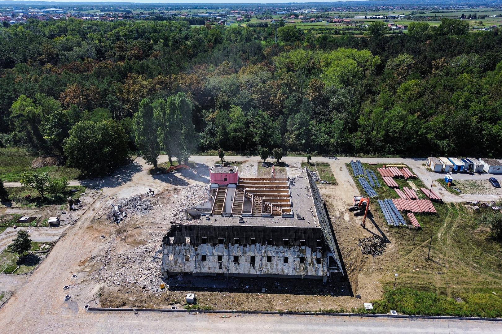 Sagrađen 1984. godine kao prvo odmorište na hrvatskim autocestama, motel je bio omiljeno stajalište vozača i putnika. Kapacitet od 156 postelja, autokamp, kafići i trgovine privlačili su posjetitelje, a staklena pasarela iznad autoputa bila je njegov zaštitni znak.