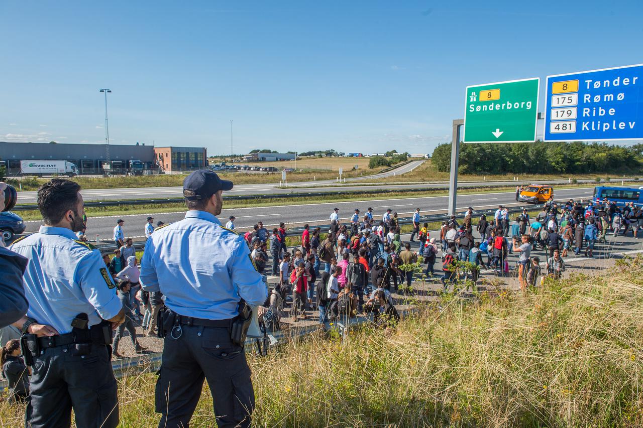 Danska: Emigranti pješice po autocesti krenuli za Švedsku