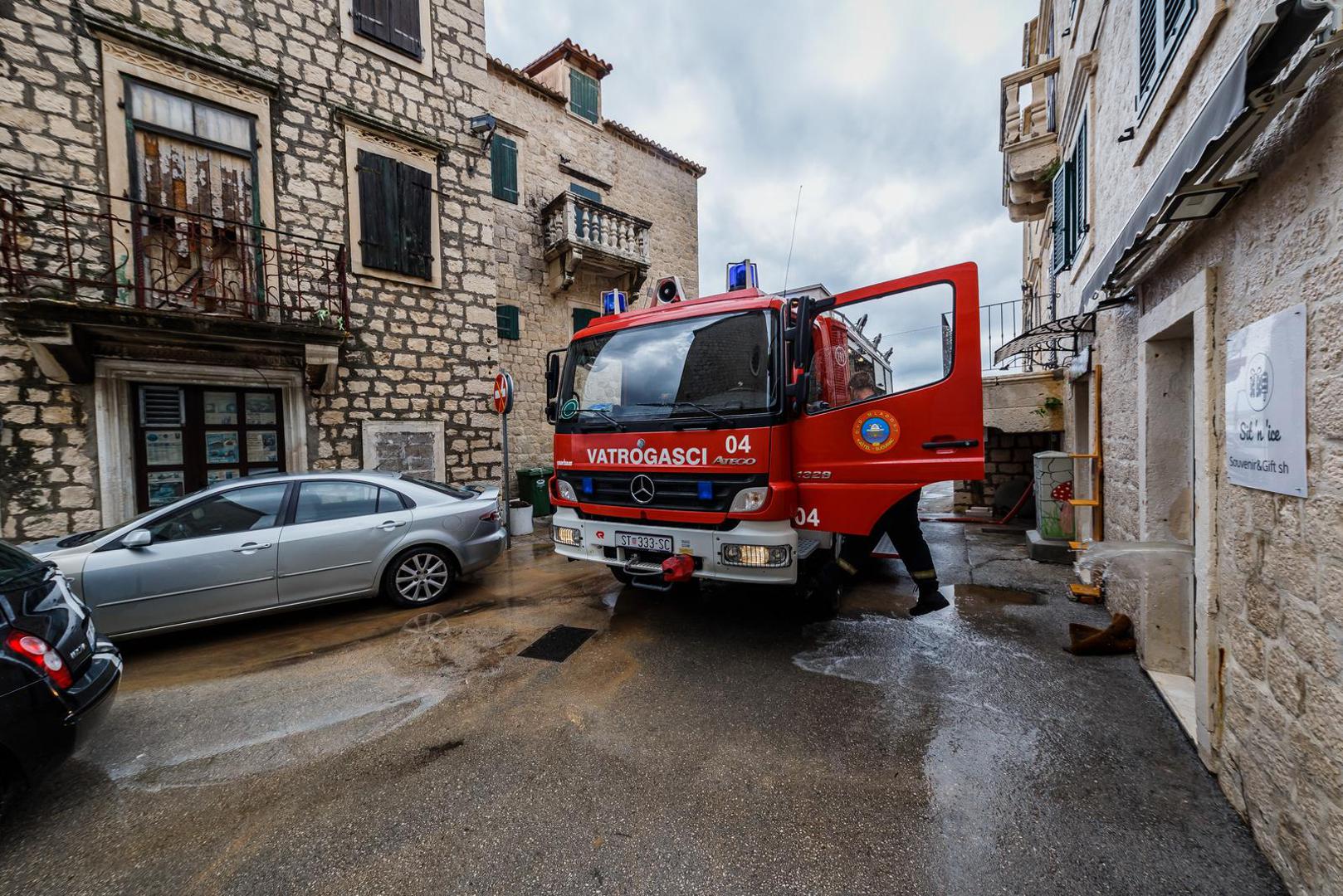 30.05.2022., Kastela - Tijekom jutra sire trogirsko i kastelansko podrucje zahvatilo je olujno nevrijeme s obilnom kisom, te su mnoge kuce i poslovni prostori poplavljeni.

 Photo: Zvonimir Barisin/PIXSELL