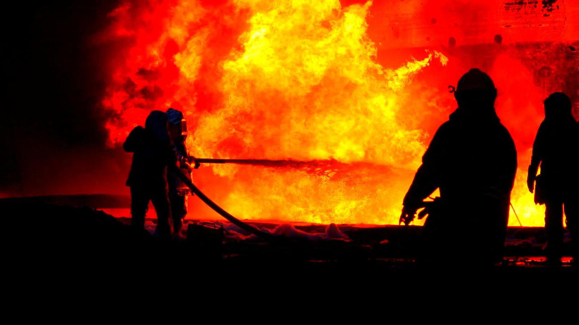 Rescuers work at a site of fuel storage facilities hit by cruise missiles, as Russia's attack on Ukraine continues, in Lviv, in this handout picture released March 27, 2022.  Press service of the State Emergency Service of Ukraine/Handout via REUTERS ATTENTION EDITORS - THIS IMAGE HAS BEEN SUPPLIED BY A THIRD PARTY. Photo: State Emergency Service/REUTERS