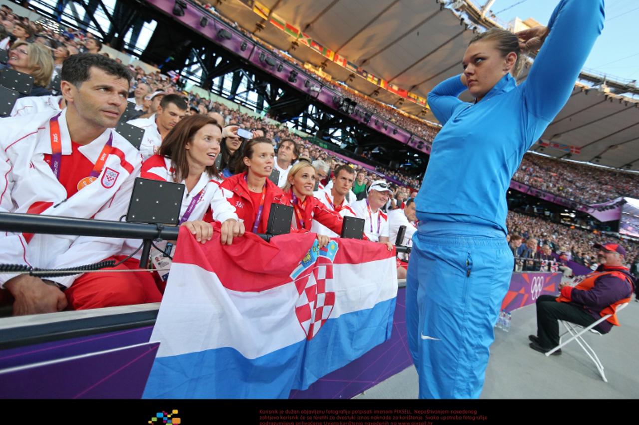 '04.08.2012., Engleska, London - Olimpijske igre. Bacanje diska. Zoran Primorac, Ana i Lucia Zaninovic, Andja Jelavic i Damir Martin drze hrvatsku zastavu i prate Sandru Perkovic. Photo: Igor Kralj/PI