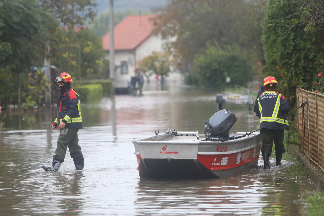 Poplavljeno naselje Brodarci uz rijeku Kupu, stanovnici spašavali  životinje 