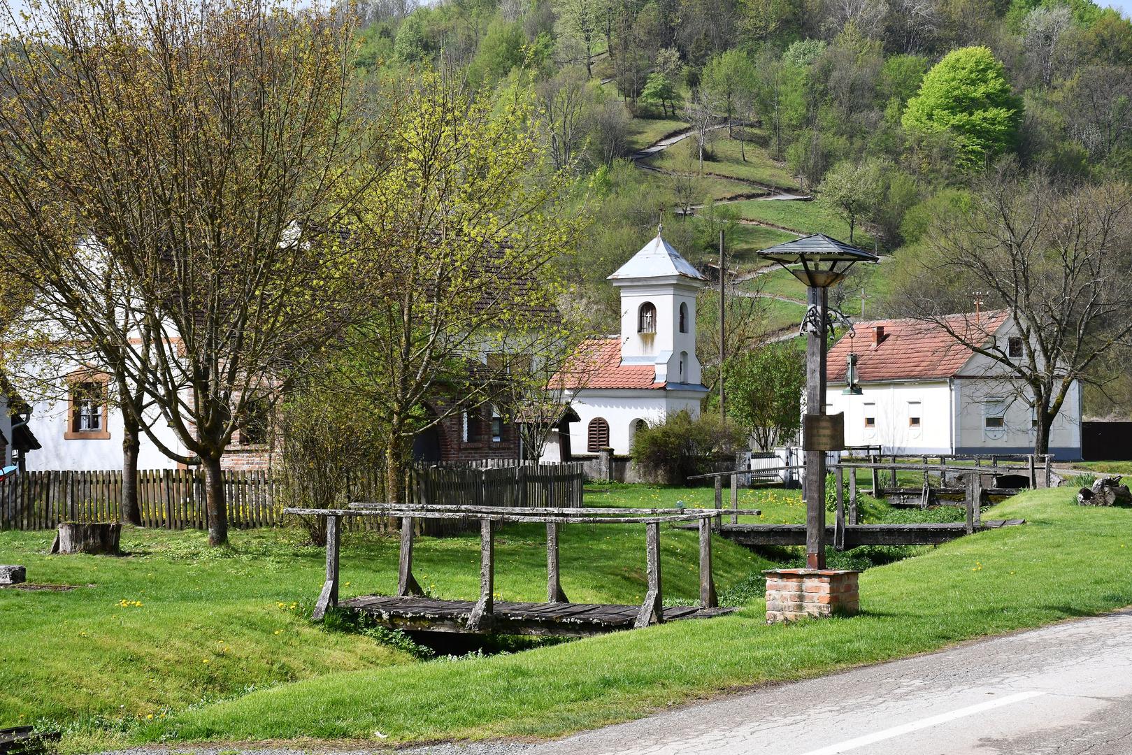 Idilično slavonsko selo okruženo je zelenilom i brežuljcima, čija povijest seže u 13. stoljeće, a danas je uređeno u Eko-etno selo. Smješteno je na obroncima Požeške gore, na podjednakoj udaljenosti od Slavonskog Broda i Nove Gradiške. U njemu su sva imanja obnovljena u starinskom duhu, korištenjem isključivo starih, originalnih materijala poput crijepa i cigli. Vladaju tamo mir i tišina, pravi je bijeg od stvarnosti.