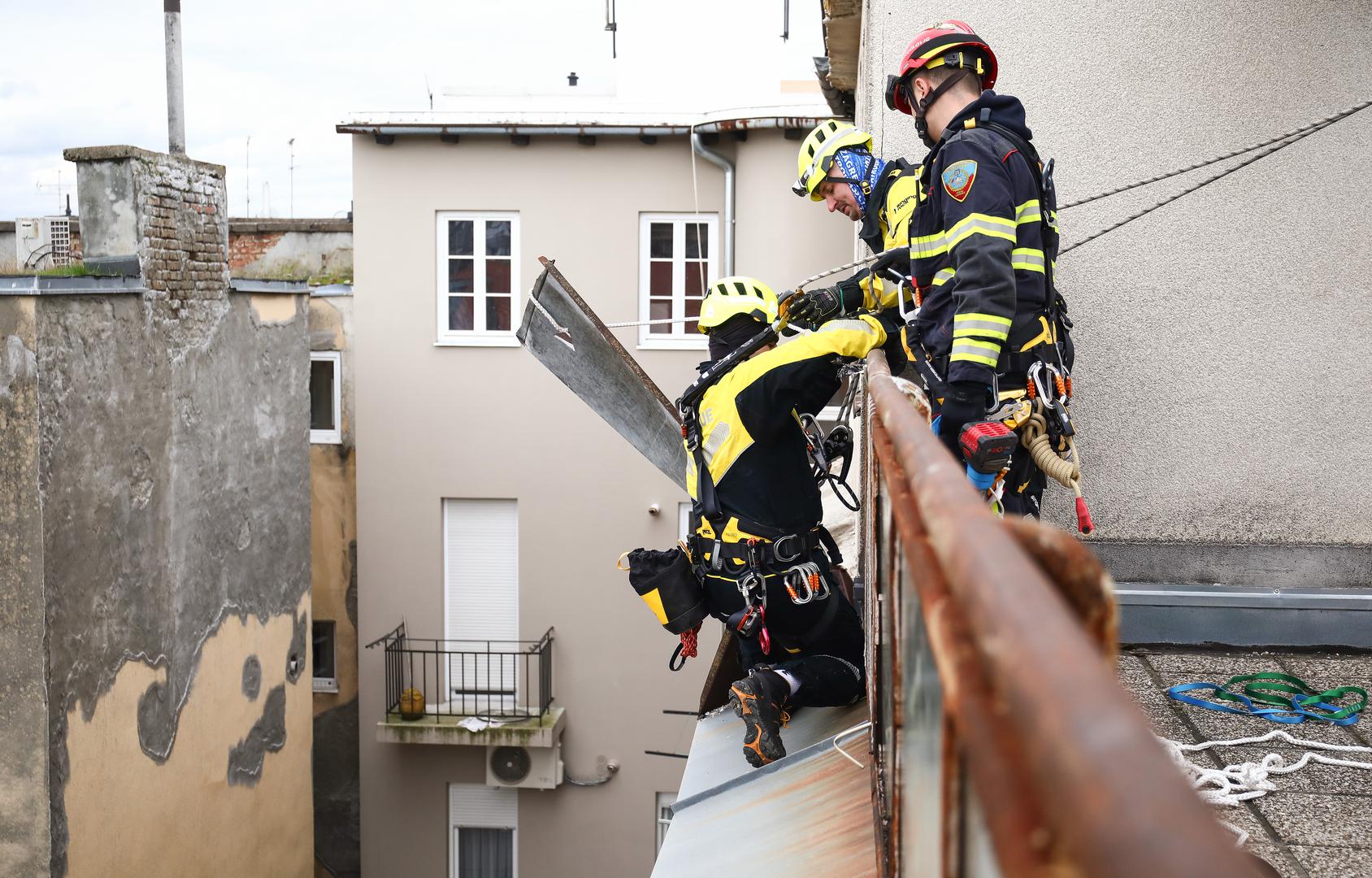 Zbog sigurnosnih razloga lim se nije mogao ukloniti jučer, pa su zagrebački vatrogasci na posao prionuli odmah ujutro.