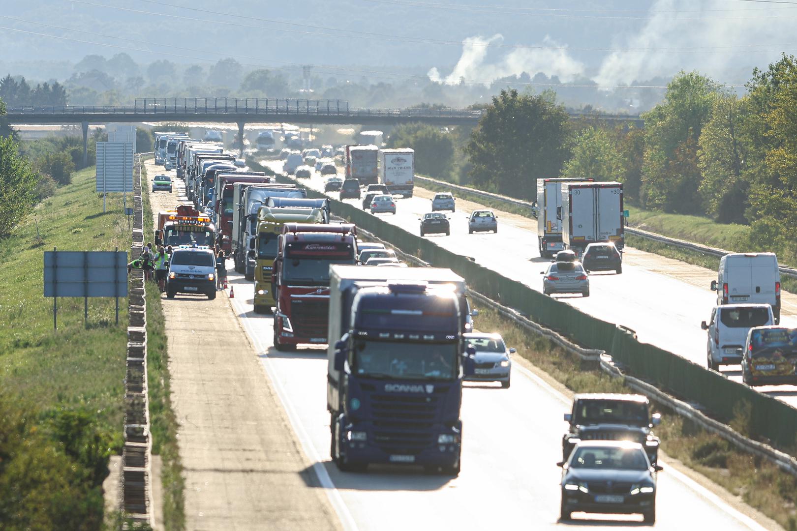 Nevezivanje sigurnosnog pojasa jest odmah nakon prekoračenje brzine drugi najčešći prekršaj na našim cestama. Vozač i svi putnici u vozilu u kojem su ugrađeni sigurnosni pojasevi tijekom vožnje moraju biti vezani, a kazna za taj prekršaj je 130 eura.
Treba naglasiti da se u nas još nije dovoljno probudila svijest o važnosti vezivanja putnika na stražnjoj klupi, koji su također dužni biti vezani uvijek, a pogotovo je to važno na autocesti gdje su brzine veće.