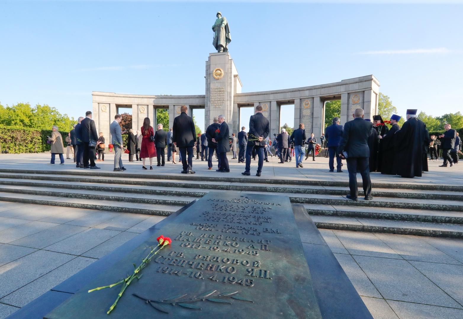 Events commemorating the end of World War Two in Berlin Members of the Russian Embassy lay down flowers to mark Victory Day and the 75th anniversary of the end of World War Two at the Soviet War Memorial at Tiergarten Park in Berlin, Germany, May 8, 2020. REUTERS/Fabrizio Bensch FABRIZIO BENSCH