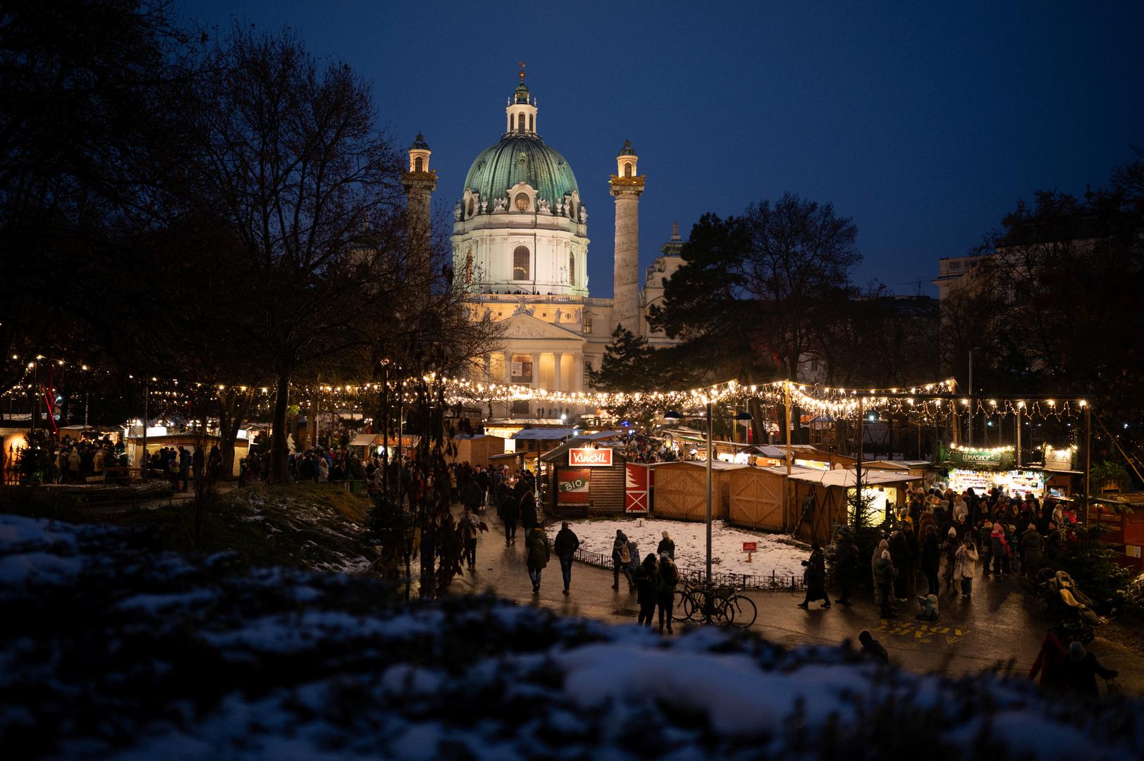 Beč, Austrija – Wiener Christkindlmarkt: Bečki božićni sajam, jedan od najpoznatijih na svijetu, okuplja posjetitelje na impresivnoj lokaciji ispred Gradske vijećnice (Rathaus) gdje se svake godine postavljaju svečane dekoracije i blagdanske kućice. Posjetitelji mogu uživati u klizanju, vožnji panoramskim kotačem i sobovima, a sve je popraćeno bogatom ponudom austrijskih specijaliteta kao što su pečeni kesteni, punč i razne rukotvorine.