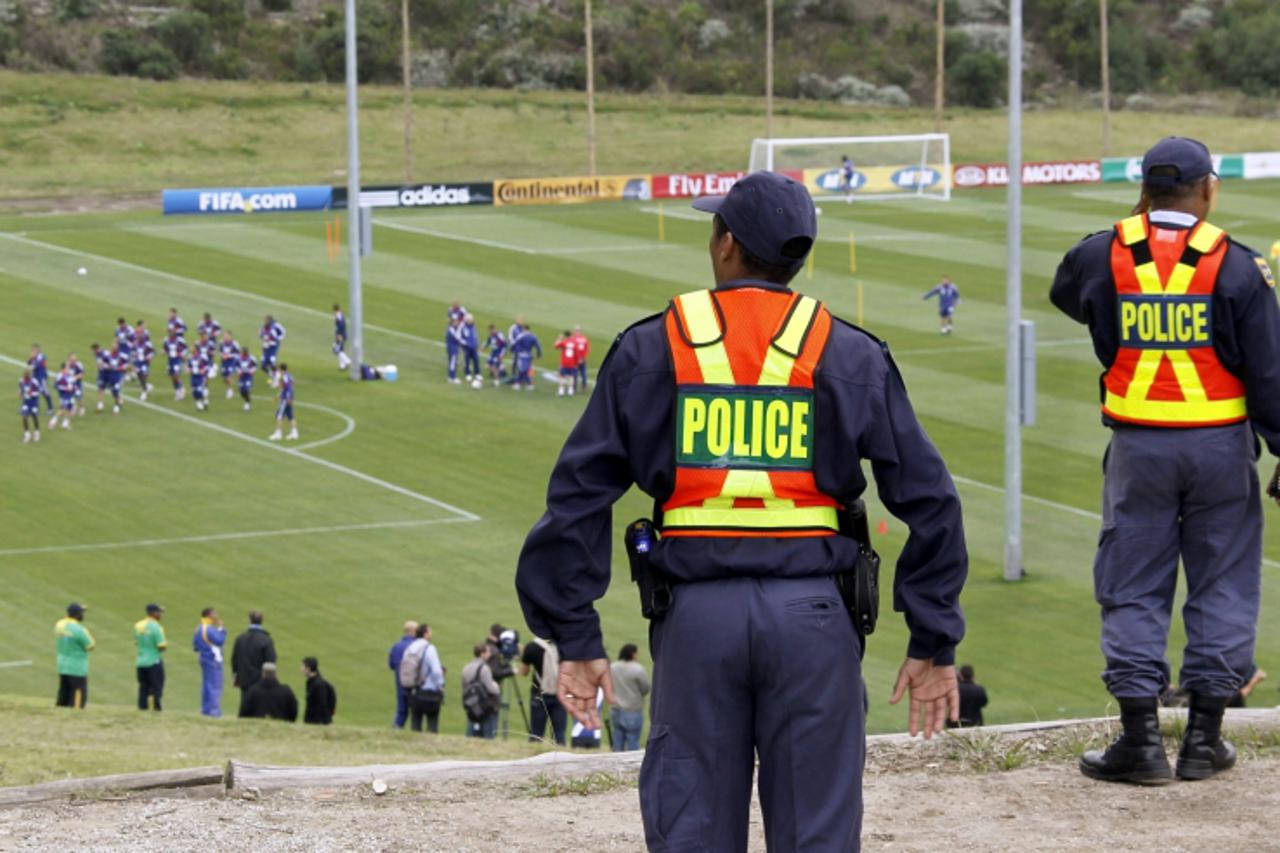 'Policemen guard the training camp of France\'s national soccer team during their first training session in Knysna, near Cape Town June 6, 2010.  REUTERS/Charles Platiau (SOUTH AFRICA - Tags: SPORT SO