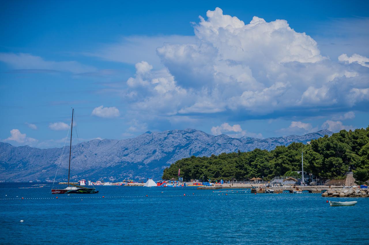 Turisti uživaju u kupanju na gradskoj plaži u Makarskoj