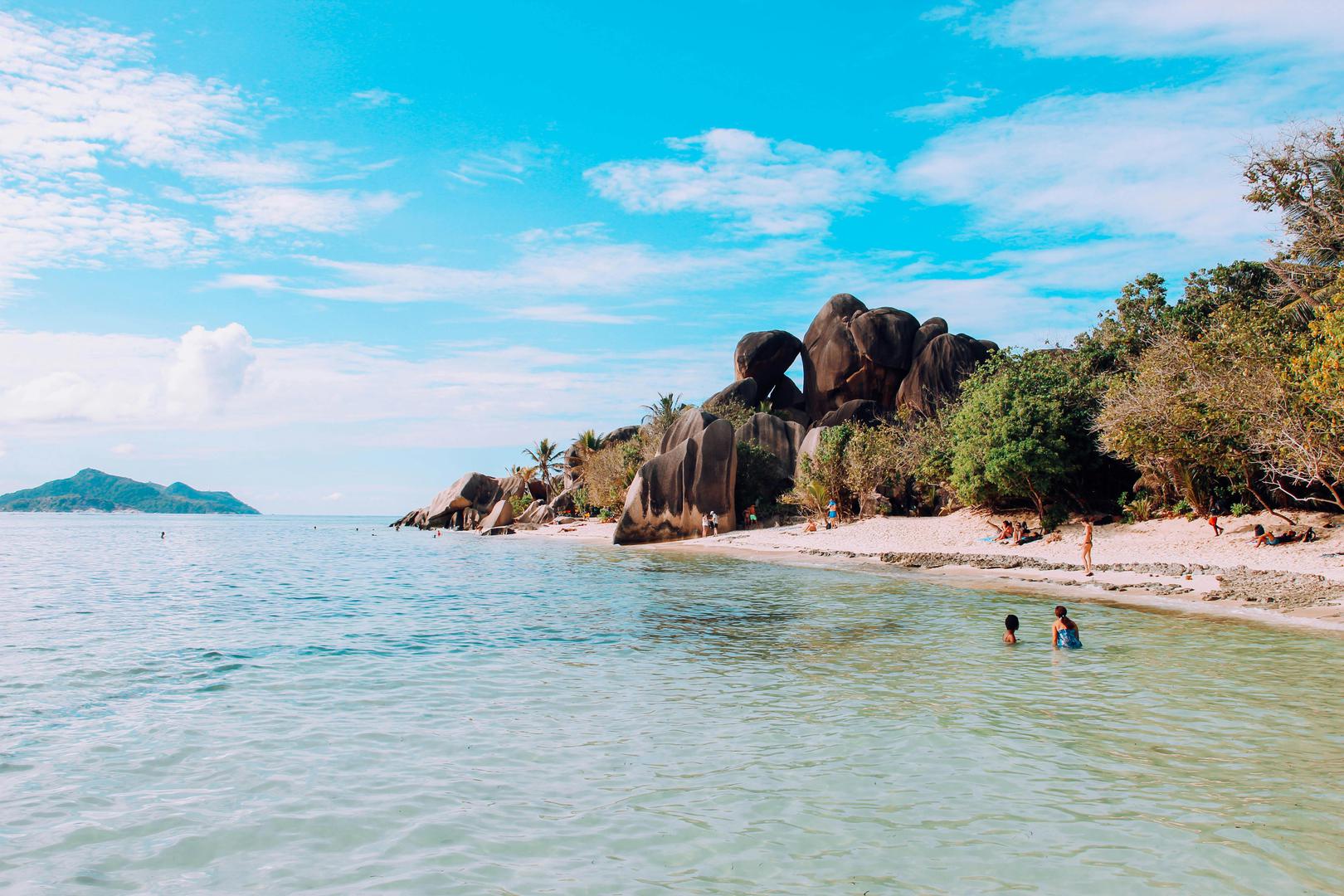 Za najljepše zalaske sunca: Plaža Marimegmeg čeka vas na filipinskom otoku Palawan. Udaljena je oko devet kilometara od grada El Nido i nudi kristalno čistu vodu i hlad brojnih palmi tijekom dana. Pravi vrhunac dolazi navečer: prekrasan zalazak sunca u romantičnim tonovima ljubičaste i rubin crvene boje.