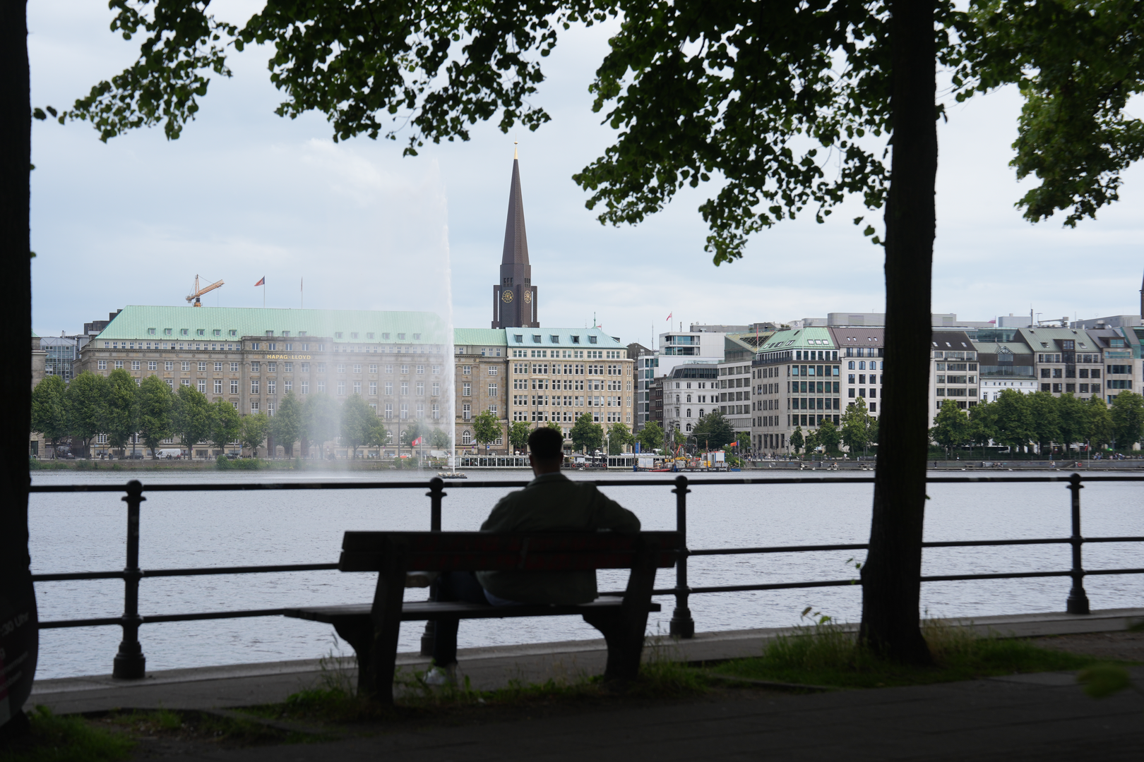 Alsterska jezera: Uz more i rijeke, Hamburg se može pohvaliti i prekrasnim Alsterskim jezerima na kojima se uvijek nešto događa – od zabavnih i kulturnih, do različitih oblika rekreativnih aktivnosti. A možete otići onamo i jednostavno se diviti prekrasnim krajolicima.