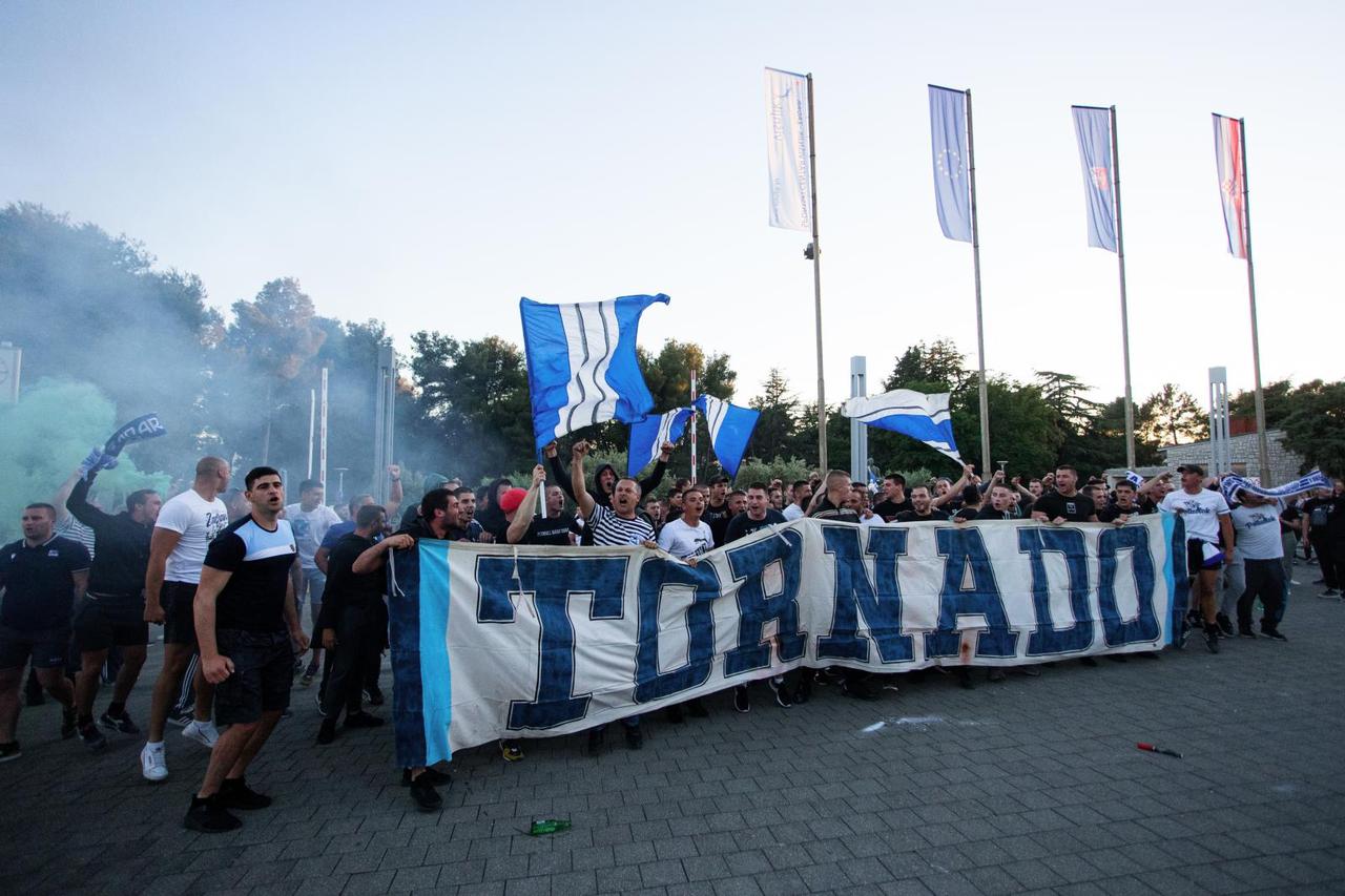 Zadar: Navijači KK Zadra pozdravljaju igrače koji su svladali KK Split