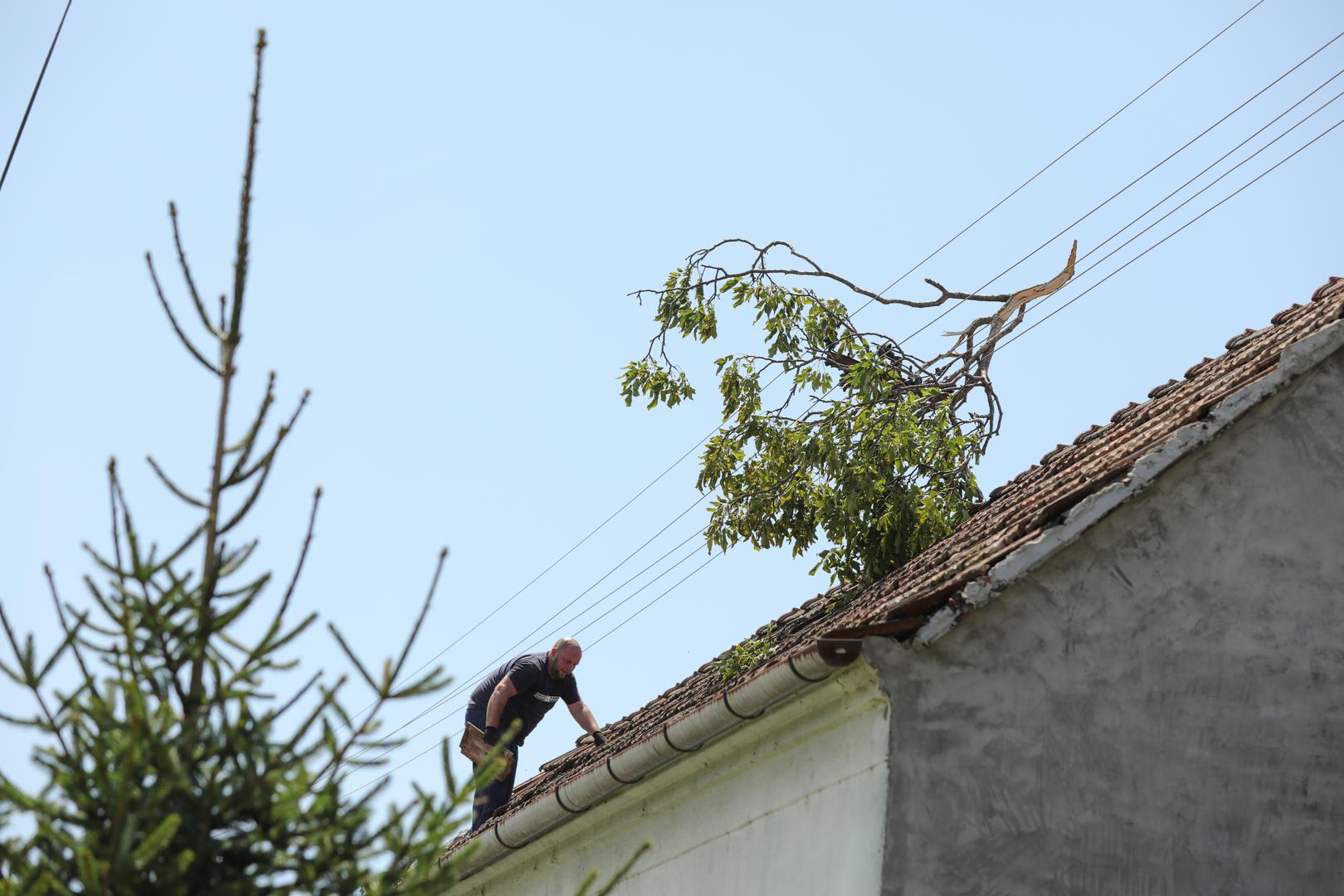 20.07.2023., Vinkovci - Gradiste, Andrijasevci i Cerna slavonska sela koja su jako strradala od posljednjeg olujnog nevremena. Stanovnici pokusavaju sanirati stetu. Photo: Dubravka Petric/PIXSELL