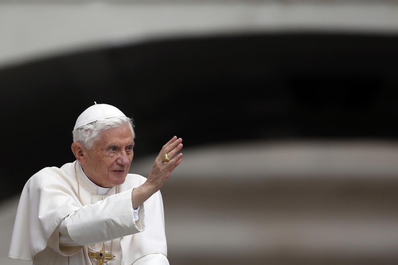 'Pope Benedict XVI arrives to lead his Wednesday general audience in St. Peter square at the Vatican September 26, 2012. REUTERS/Alessandro Bianchi (VATICAN - Tags: RELIGION)'