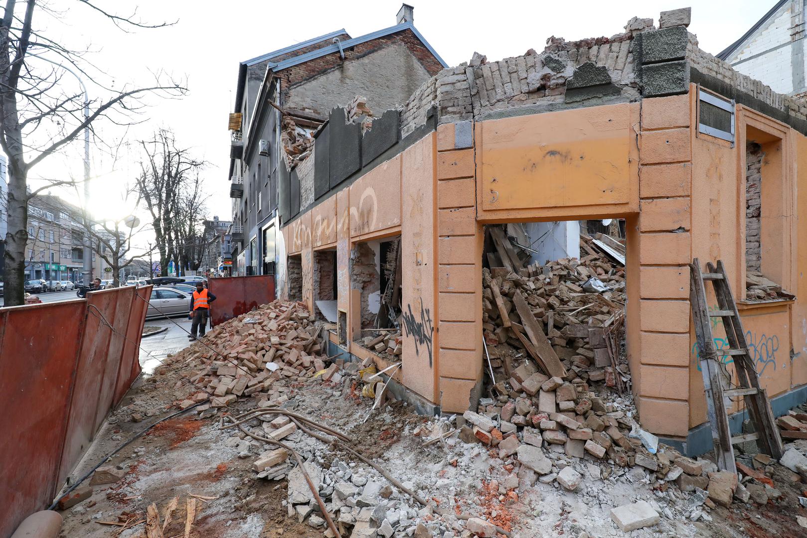 12.02.2024., Zagreb - Prilikom rusenja kuce u Maksimirskoj 17, jedan zid nekontrolirano je pao na plocnik. Photo: Jurica Galoic/PIXSELL