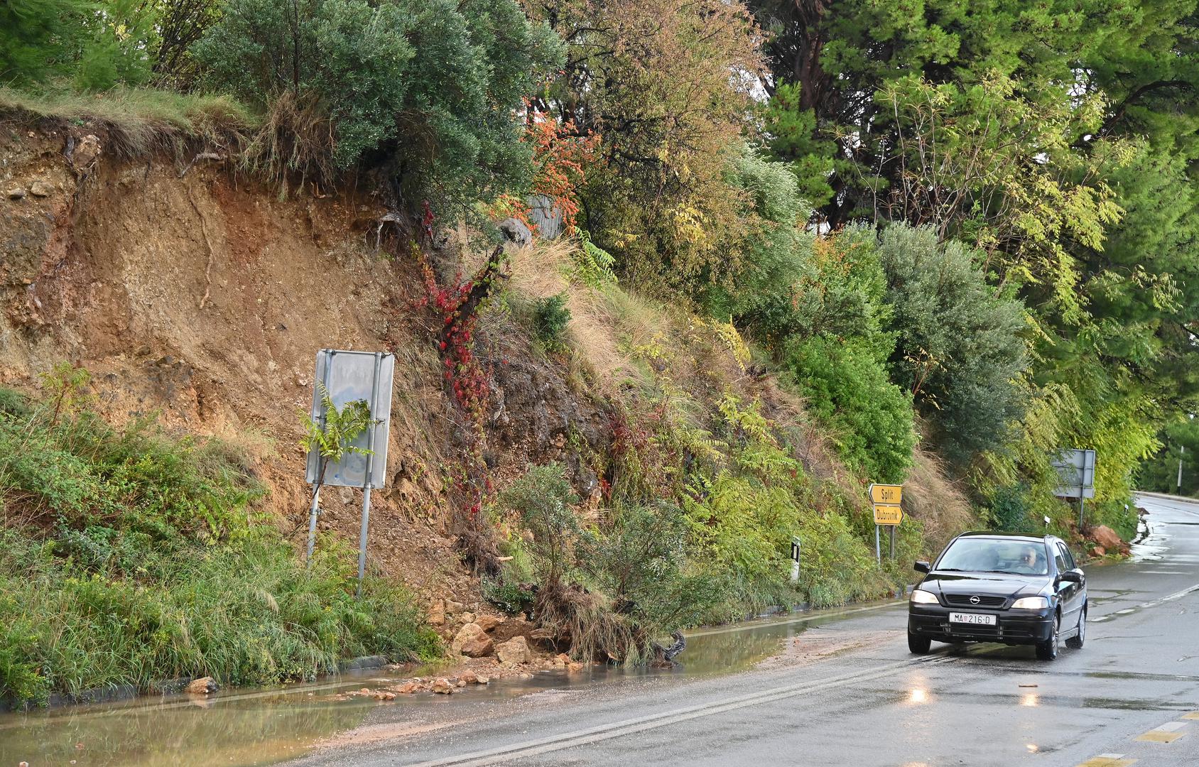 05.10.2024., Podgora - Jako nevrijeme gdje je palo do 140 litara kise po cetvornom metru strovilo je bujice na ulicama Podgore. Photo: Matko Begovic/PIXSELL