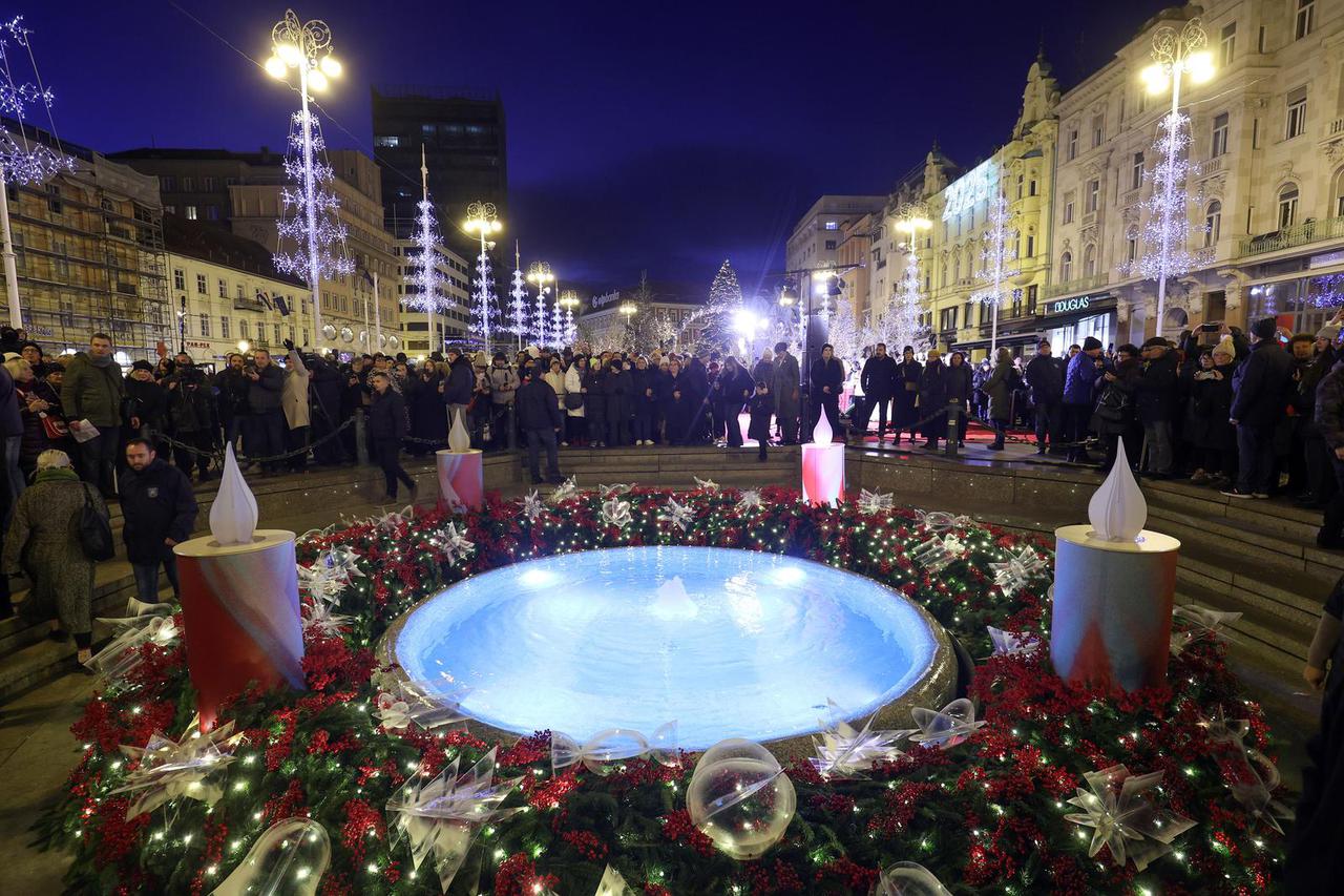 Zagreb: Paljenje prve adventske svijeće na Trgu bana Josipa Jelačića