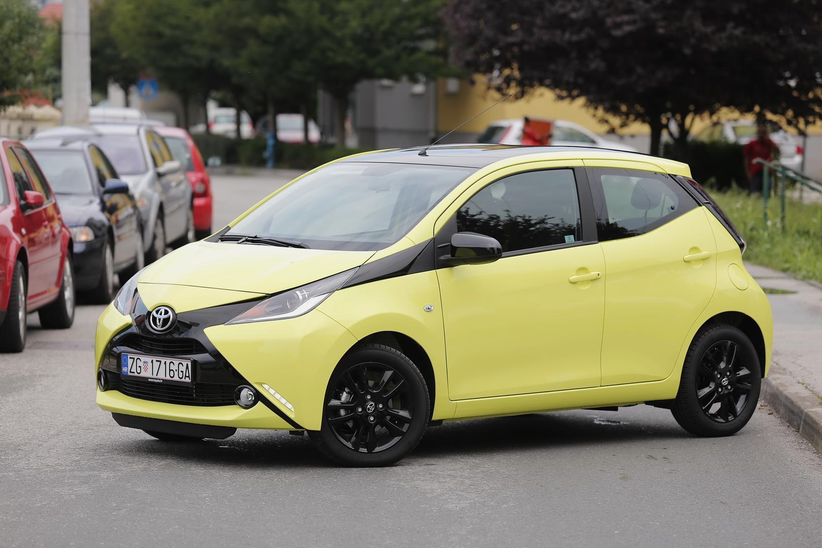 Na petom mjestu ljestvice nalazi se Toyota Aygo. Iako moderni Aygo možda izgleda kao da je došao s cosplay konvencije, što odražava Toyotino nastojanje da privuče mlađu publiku, ovaj model se i dalje ističe izuzetnom pouzdanošću. Unatoč tome što ga mnogi smatraju automobilom za instruktore vožnje i starije osobe, što nije baš sinonim za zabavu ili stil, moramo im priznati jedno: znaju odabrati pouzdan automobil.