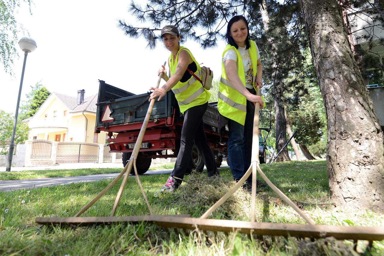 19.05.2015., Ulica Rudjera Boskovica, Varazdin - Korisnici socijalne pomoci sudjeluju na javnim radovima.  Photo: Marko Jurinec/PIXSELL