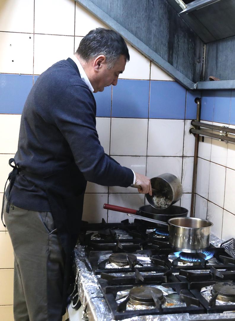 15.08.2023.,Sibenik-U skradinskom restoranu Cantinetta spremalo se tradicionalno bozicno jelo Rizi fegatini.Osobno ih je spremao vlasnik Tome Racunica, Photo: Dusko Jaramaz/PIXSELL