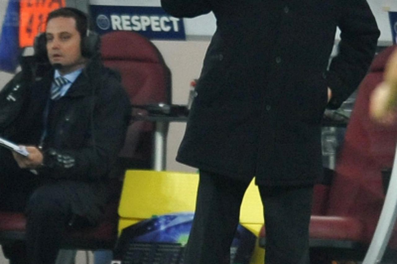 'Manchester United\'s coach Sir Alex Ferguson (R) gestures as he reacts during their UEFA Champions League football match FC Otelul Galati at the National Arena stadium in Bucharest on October 18, 201