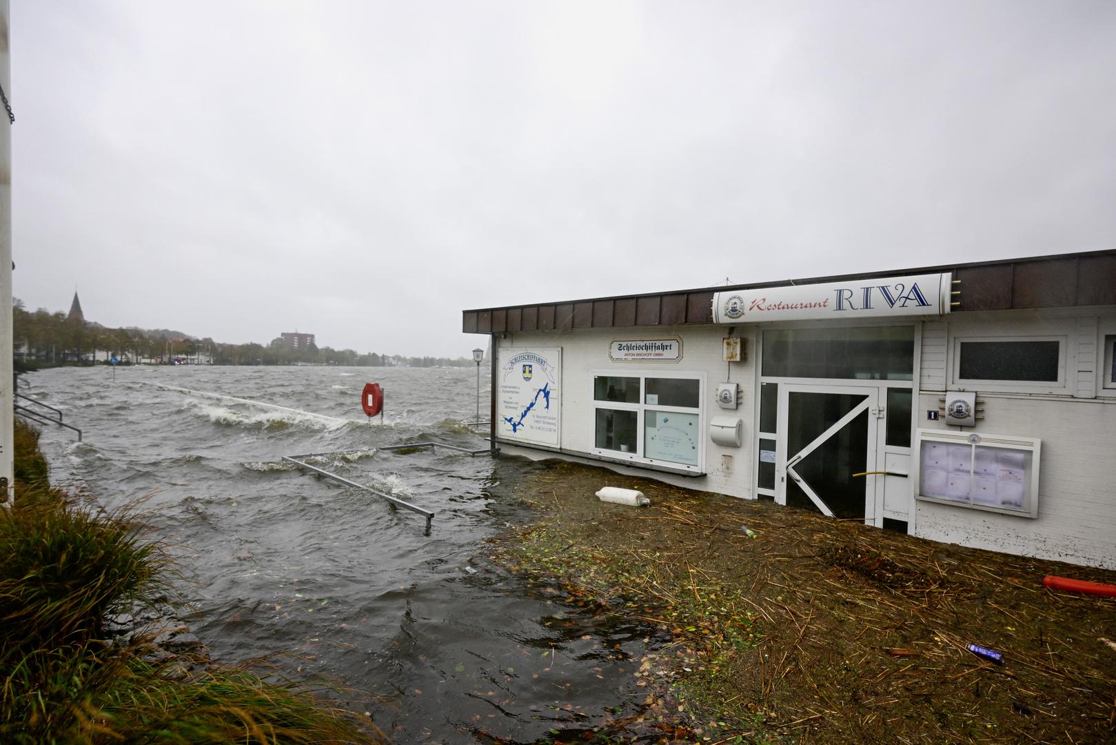 Heavy flooding surrounds a restaurant as the Baltic Sea coast is hit by heavy storms, in Schleswig, northern Germany, October 20, 2023.  REUTERS/Fabian Bimmer Photo: Fabian Bimmer/REUTERS