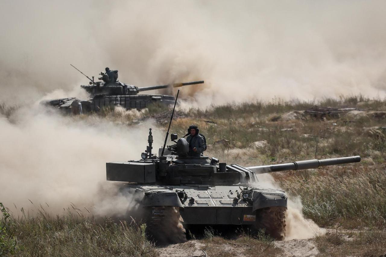 A military exercise of Ukrainian tank crews in North Ukraine