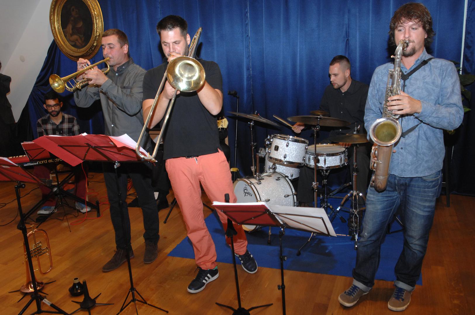 27.09.2014., Bjelovar - Jazz sekstet B's FUNstallation u Gradskom muzeju odrzao svoj prvi koncert pred bjelovarskom publikom. Predvodjeni trubacem Zvonimirom Bajevicem i trombonistom Mironom Hauserom (brat poznatog violoncelista Stjepana Hausera iz 2Cellos) izveli su uglavnom autorske stvari, a sjajnim su nastupom odusevili poklonike jazz glazbe. Inace, koncert je odrzan u sklopu obiljezavanja Dana grada Bjelovara i bjelovarskih branitelja.  "nPhoto: Damir Spehar/PIXSELL                                 