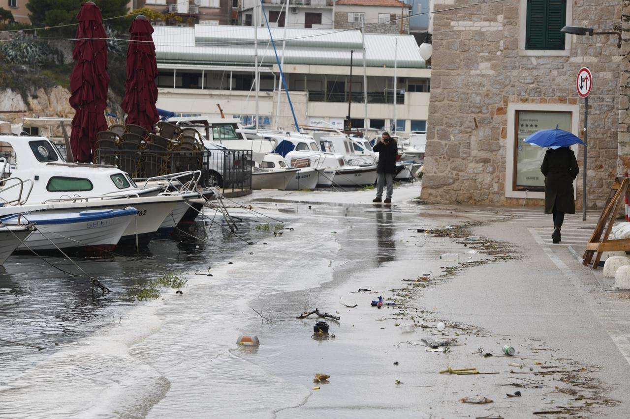 Šibenik: Jaka plima i jugo poplavili dio gradske četvrti Dolac